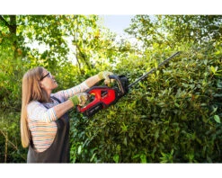 Honda HHH36BXB Cordless Hedge Trimmer -Machinery Master Shop HOndaHedgetrimmerlifestyle2