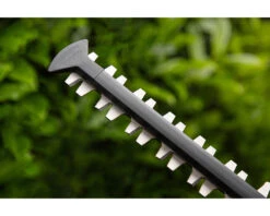 Honda HHH36BXB Cordless Hedge Trimmer -Machinery Master Shop HOndaHedgetrimmerlifestyle4